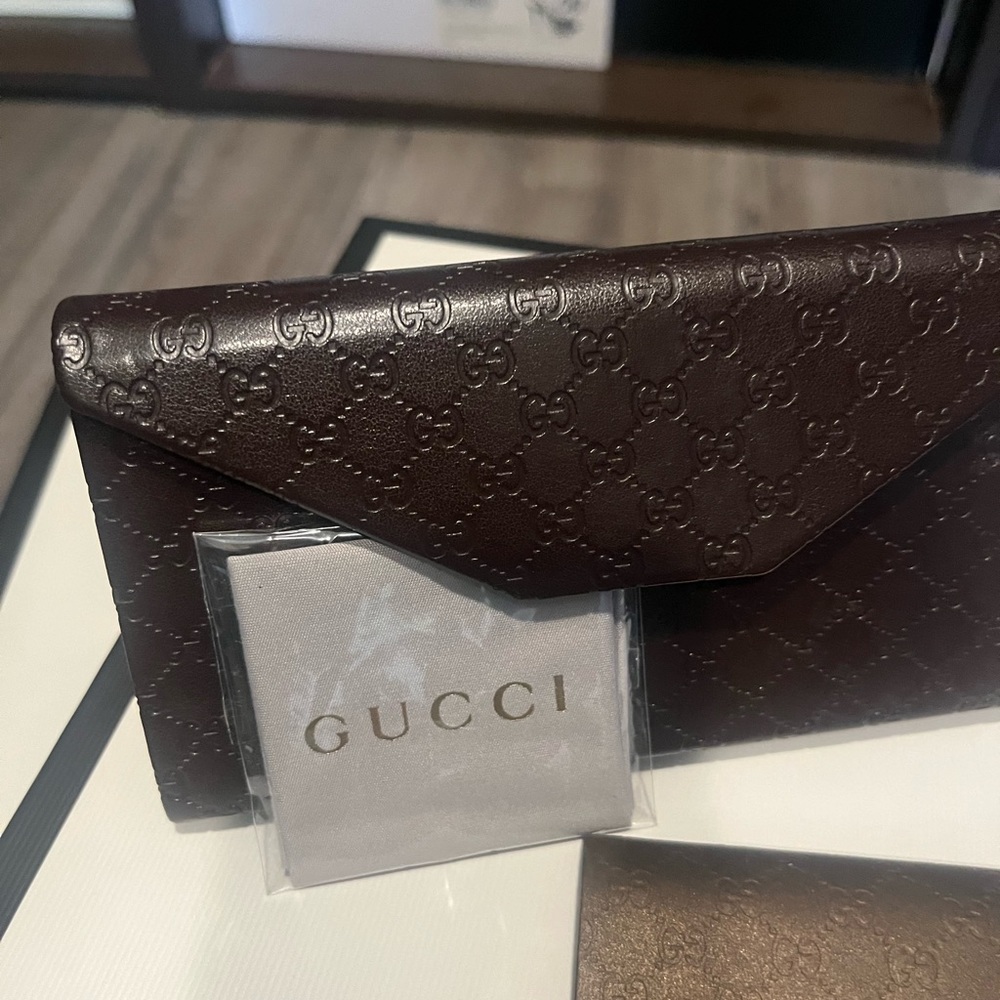 Gucci leather sunglasses case! Comes with everything in the pic! 🔥🔥🔥🔥